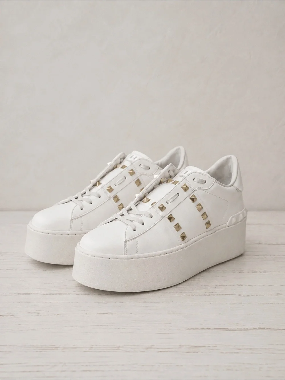 Valentino Garavani Rockstud Untitled Bianco/ Gold Stud Platform Sneakers Size 8